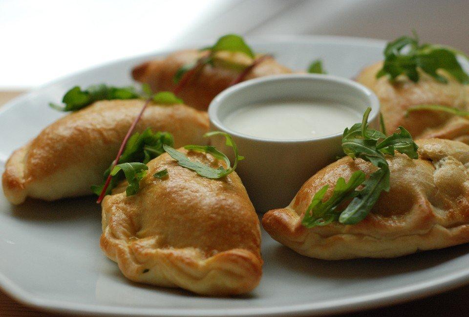 Pierogi pieczone na&nbsp;cieście drożdżowym 