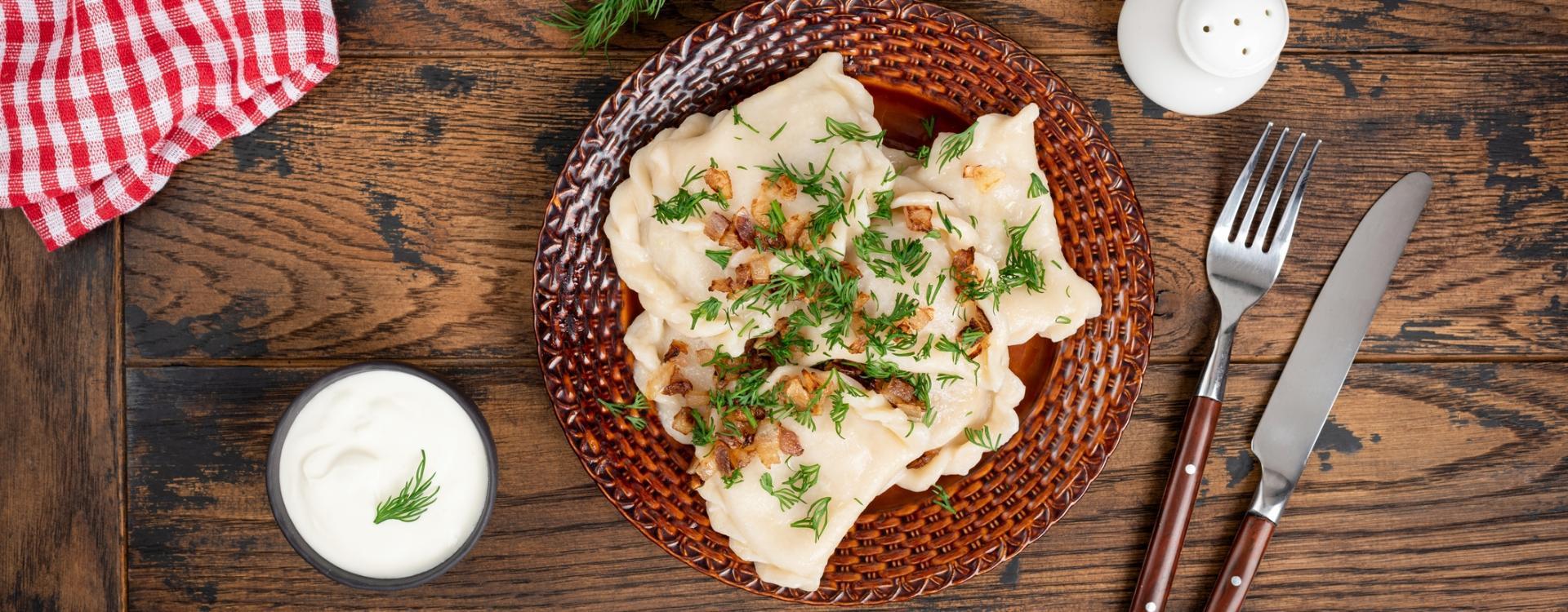 pierogi na talerzu